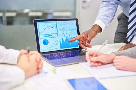 Manager als Berater zeigt auf Diagramm am Computer Monitor