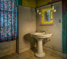 Old Bathroom In The Swannanoa Mansion In Afton, Virginia