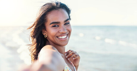 Wall Mural - Close up of delightful afro woman taking selfie at the beach in summery day - Beautiful black girl smiling looking at camera outside - Fashion lifestyle and beauty concept