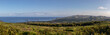 Panoramablick vom Gipfel Rano Kau hinab auf die grüne Vukanlandschaft, den Flughafen und die Pazifikküste der Osterinsel, Rapa Nui
