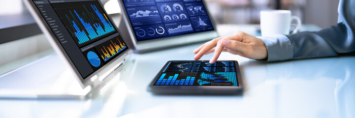 Aufkleber - African Businesswoman Using Analytics Data KPI Dashboard