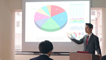 Poster - 講義する男性　プレゼンテーション　発表