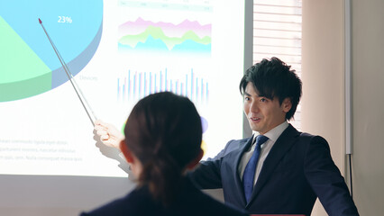 Fototapete - 講義する男性　プレゼンテーション　発表