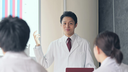 Poster - 講義する白衣の男性　学会　カンファレンス
