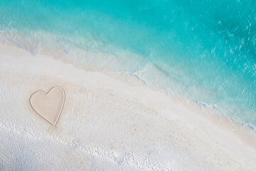 Canvas Print - Perfect drawing of heart shape in soft sand beautiful seascape background. Romantic Valentine's day or love beach scene, top aerial view. Romance, honeymoon in vacation, summer travel. Idyllic nature