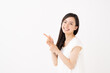 © naka - 指差す女性
