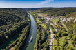 Luftbild des Rhein-Main-Donau-Kanal bei Essing im Naturpark Altmühltal mit Ausflugsschiff an einem sonnigen Tag im Sommer