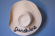 chapéu de praia com aba larga com a palavra sunshine bordada em preto
