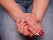 Wyeksponowane kobiece dłonie z ładnymi paznokciami