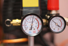 Flow Regulator To Reduce The Pressure Of The Gas Coming From The Air Compressor. Gas Pressure Gauge In Production