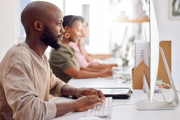 Aufkleber - The pressure is on and were ready for it. Shot of a businessman working on his computer while his colleagues sit in the background.