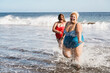 © DisobeyArt - Plus size friends walking on the beach having fun during summer vacation - Focus on right girl face