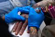 © Rafa - sesión de tatuaje en la mano