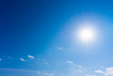 Fototapeta Na sufit - 太陽のフレアと爽やかな青空と雲の背景素材_v_sky_33