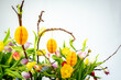 Wielkanocne tło, wiosenne kwiaty, gałązki, jajka.