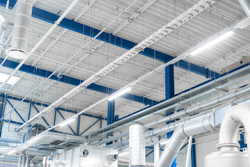 led-beleuchtung - energieeinsparung im werk - große industriehalle