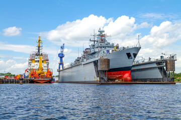 Wall Mural - Marineschiff im Trockendock Wilhelmshaven