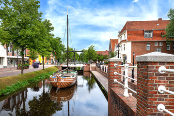 Wall Mural - Papenburg (Emsland) Innenstadt mit Museumsschiff