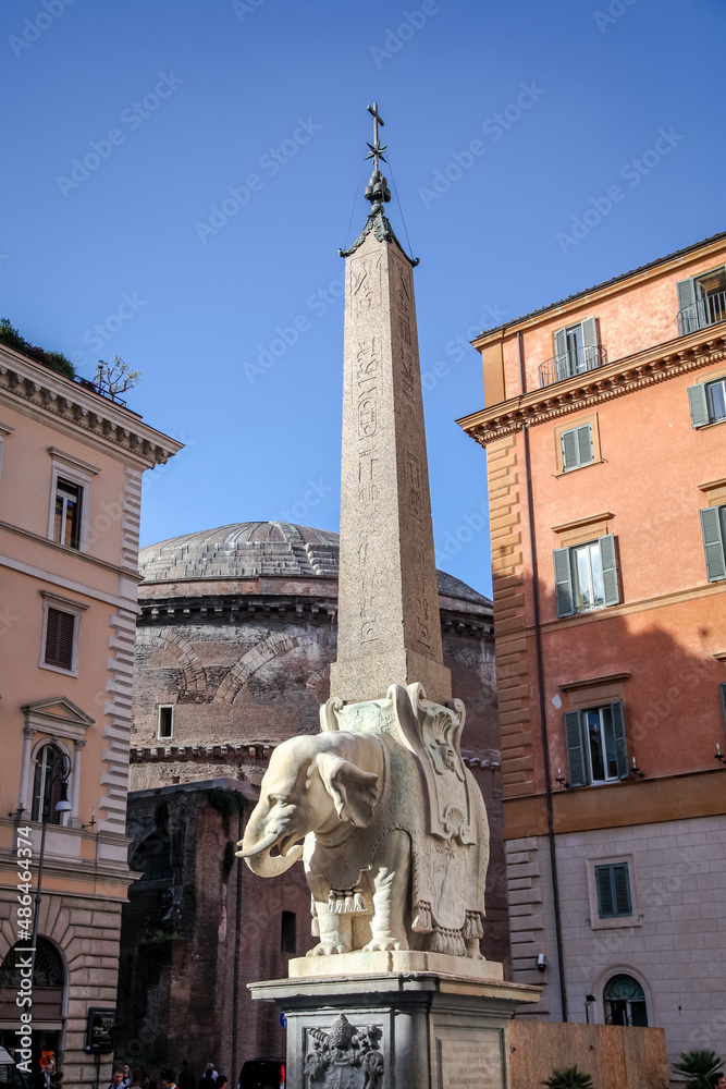 Foto de Stock Elephant and Obelisk is a statue of an elephant carrying ...
