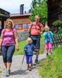Junge Familie beim Wandern in den Allgäuer Alpen nahe Oberstdorf