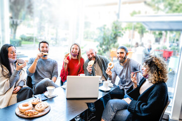 Happy students work in smart working from the bar, talking, having drinks, eating cookies and smiling - Young people having fun together at restaurant at breakfast - Influencer boys and girls concept