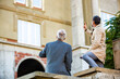 © qunica.com - Looking and discussing