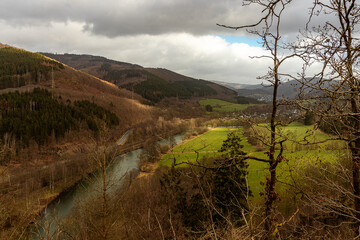 Fernblick in Tal mit Fluss und grünen Wiesen