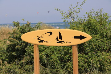 Wall Mural - Wegweiser zum Strand auf der Ostseeinsel Fehmarn