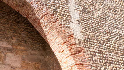 Poster - Arco de medio punto en pared antigua de piedra