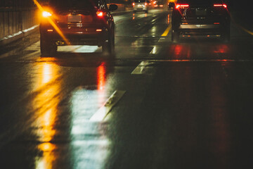 夜の運転　雨　路面反射