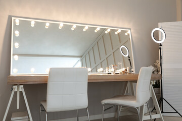 Canvas Print - Modern mirror with light bulbs on dressing table in makeup room