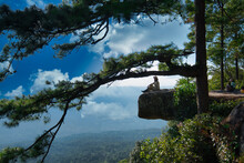 Raveler Sits On A Large Rock At Pha Lom Sak. Is A Beautiful Viewpoint On The Phu Kradueng National Park, Thailand.