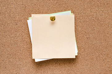 Fototapete - Blank paper notes are pinned to a cork board. Copy space.
