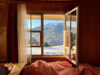 Fenster mit Ausblick auf die Alpen