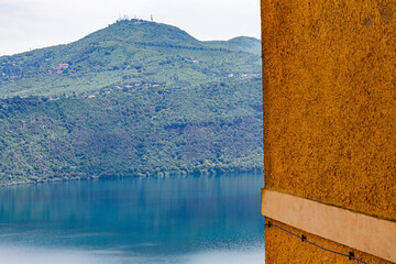 Wall Mural - Palazzo Pontificio a Castel Gandolfo e il Lago Albano