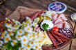 © NIKIBA - Brotzeitteller Brett im Biergarten im Sommer