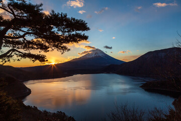 Wall Mural - 本栖湖 中の倉峠展望台から富士山の日の出