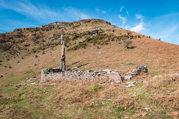 Casa a cair em pedra onde só resta um pequeno muro em ruínas na montanha de Artzamendi em Itxassou no País Basco