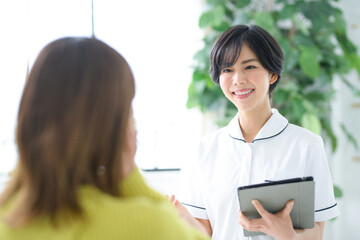 Image of an esthetician or nurse giving a counseling session