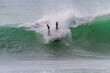 Missglückter Versuch eine Wasserwelle auf einem Surfbrett zureiten