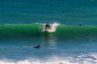 Surfer hat seine Welle erwischt und beginnt die Welle zu meistern