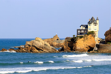 Poster - La villa Belza et le Rocher de la Vierge a Biarritz, plage et surfeur