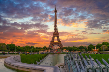 Fototapete - Sunset view of Eiffel Tower from fountain in Jardins du Trocadero in Paris, France. Eiffel Tower is one of the most iconic landmarks of Paris