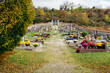 Un cimetière fleuri pour la Toussaint. Un cimetière et des tombes fleuries pendant l'automne. Une allée dans un cimetière en France