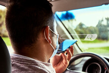Un Hombre Busca En Su Teléfono Celular La Ruta  Más Adecuada Para Un Viaje Por Carretera Mientras Conduce