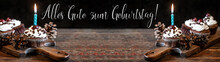 Alles Gute Zum Geburtstag - Schwarzwald Banner Panorama Grußkarte Postkarte - Schwarzwälder Kirschtorten Cupcakes / Muffins Mit Kerze Und Kieferzapfen, Auf Altem Rustikalem Hozbrett Auf Holztisch