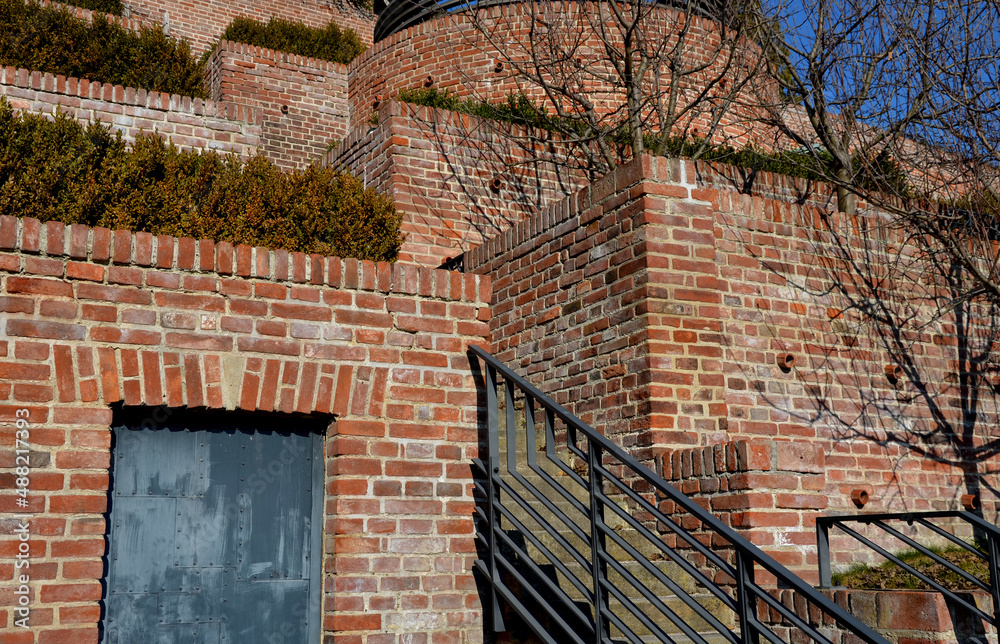 Brick Column Railing Foto stairs and railings of exposed brick smooth surface. Metal ...