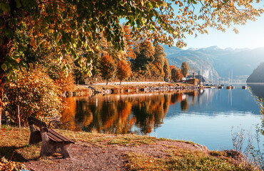 Fotobehang - Stunning bright landscape on calm mountains lake under sunlight. Fantastic view on autumn scenery in sunny day. Serene Grundlsee lake and majestic mountains on background