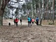 Biegacze w lesie jogging sport zdrowie las natura odpoczynek relaks