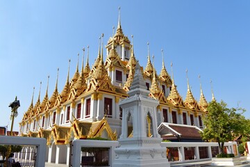 Loha Prasat Wat Ratchanatdaram with the characteristics of Thai architecture and architecture as a 3-story castle with 37 golden spires.